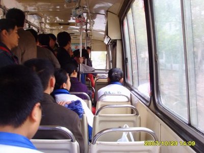 坐在公车靠窗的座位